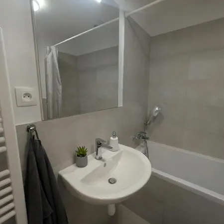 Bratislava, Sadba Family Apartment, Balcony, Free Parking, Airport 1km, Old Town 8km Apartmán Bratislava