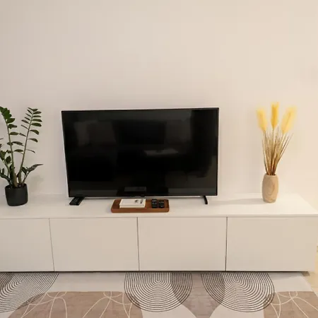 Апартаменты Sadba Apartment, 1-4 Guests, Free Parking & Wifi, 15 Min From Downtown